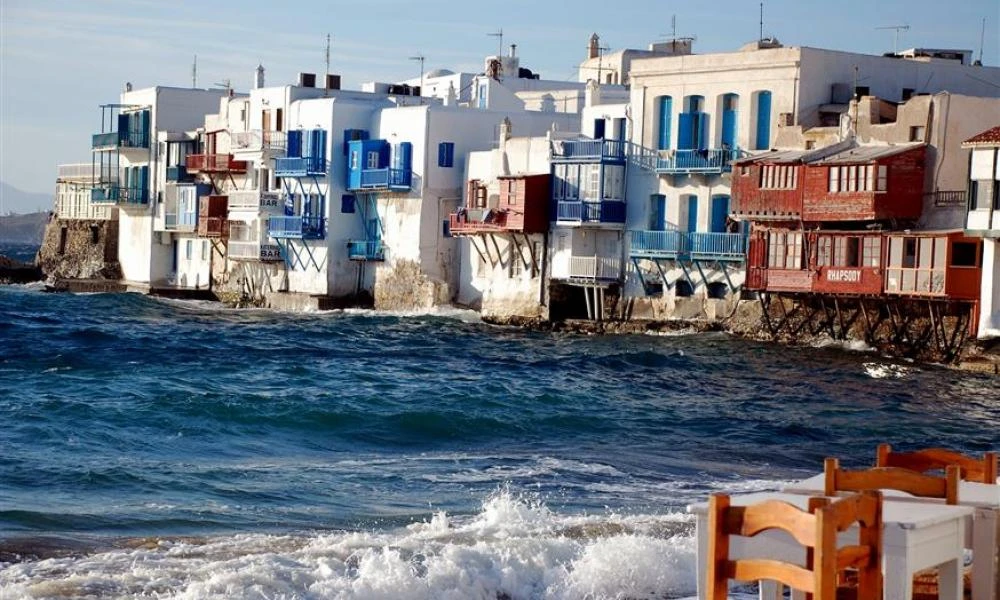 Μύκονος: Η στιγμή που μπράβοι μπαίνουν στο μαγαζί για να χτυπήσουν ιδιοκτήτη